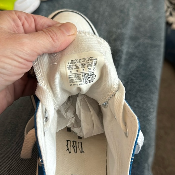 Converse unisex Women’s size 8, Men’s size 6. Worn once, close to brand new. - Picture 4 of 6